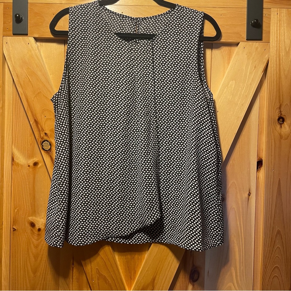 Vince Camuto Sleeveless Black & White Geometric Swing Top, size XL